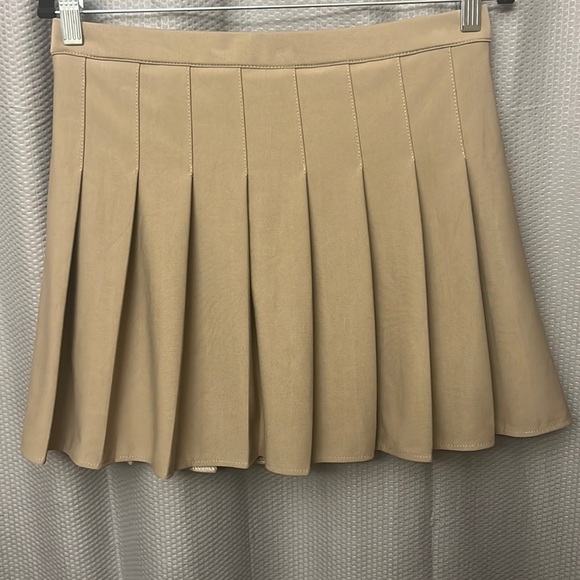 Halara 2-in-1 Siren Tennis Skirt - Tan - Pleated - Excellent Used Condition - Picture 7 of 8